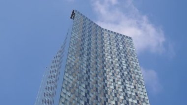 İki cam temizleyicisi tehlikeli işlerini bitirdiler, modern yüksek binaların dış camlarını yıkadılar, asılmış platformun tepesine çıktılar ve iskelelerini gökdelenin çatısına kaldırdılar..