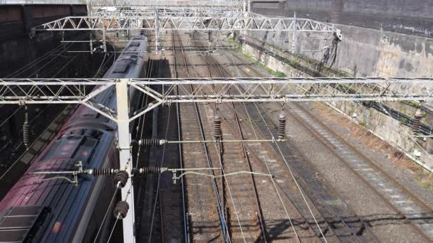 混凝土墙与客运列车之间的铁路或铁路轨道的高角度视图 从摄像机的角度出发 — 图库视频影像