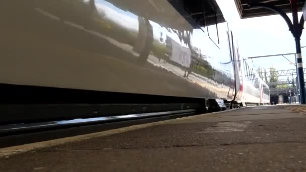 Χαμηλή Γωνία Άποψη Του Γυαλιστερού Επιβατικού Τρένου Που Φθάνουν Και — Αρχείο Βίντεο