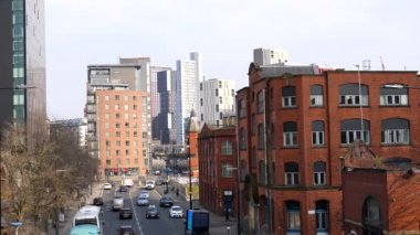 Manchester şehir merkezinde, İngiltere 'de Whitworth Caddesi' nin batısındaki trafik akışının yüksek açılı görüntüsü.