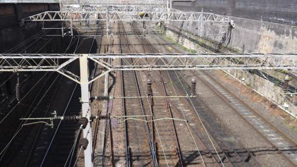 Overhead View Railroad Tracks Built Tall Concrete Walls Electric Train — Stockvideo