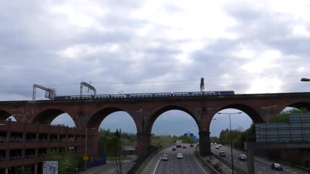 Electric Passenger Train Viaduct Traffic Flow M60 Motorway Stockport Town — ストック動画