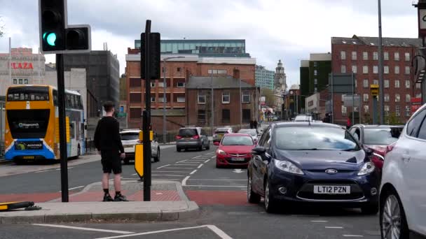 Stockport Greater Manchester England Vereinigtes Königreich 2022 Junger Fußgänger Auf — Stockvideo