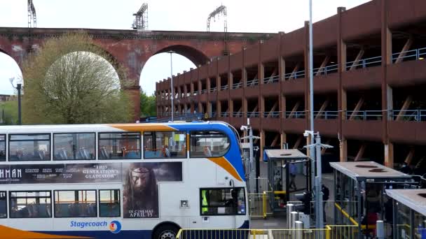 Coach Arrived Stockport Town Bus Station Stand Passengers Boarding Double — Stockvideo