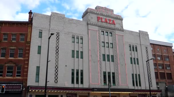 Englands Nordvästra Stockport Stad Plaza Bio Och Teaterbyggnad Fasad Luta — Stockvideo