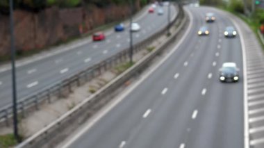 Birleşik Krallık 'taki kayanın kıvrımlı otoyoldaki trafiğin bulanık görüntüsü, yüksek açı, dağılmış.