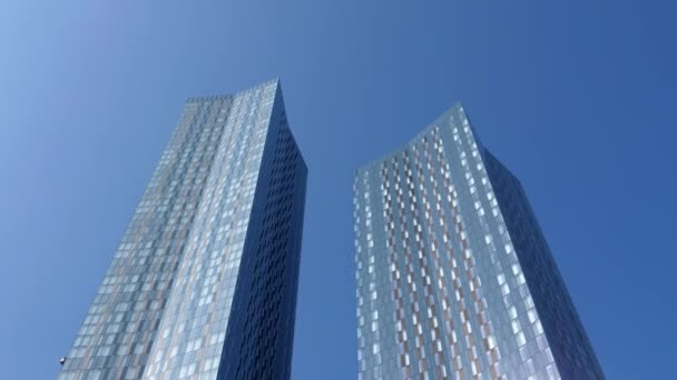 Group Shiny Modern Skyscraper Buildings Blue Sky Tilt Shot — Vídeo de stock