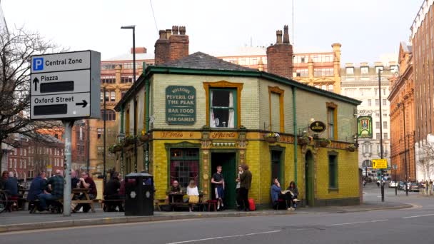 Manchester Inglândia Reino Unido 2022 Pessoas Socializando Fora Histórico Pub — Vídeo de Stock