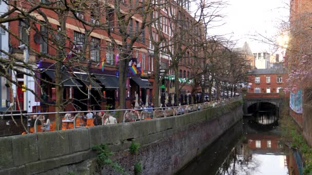 Unrecognizable People Socializing Outdoor Caf Pedestrian Street Canal Gay Village — Vídeo de stock