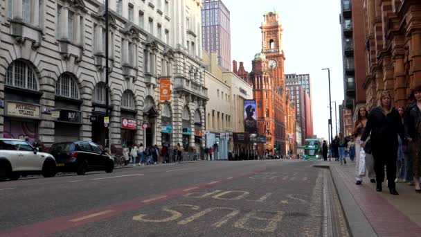 Manchester Anglia Egyesült Királyság 2022 Emberek Autók Zöld Emeletes Busz — Stock videók