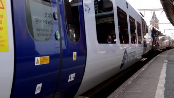 マンチェスター イギリス 024 2022年3月24日 北側の鉄道がホームに停車し 乗客が降車し 馬車に乗る様子を間近で見ることができます — ストック動画