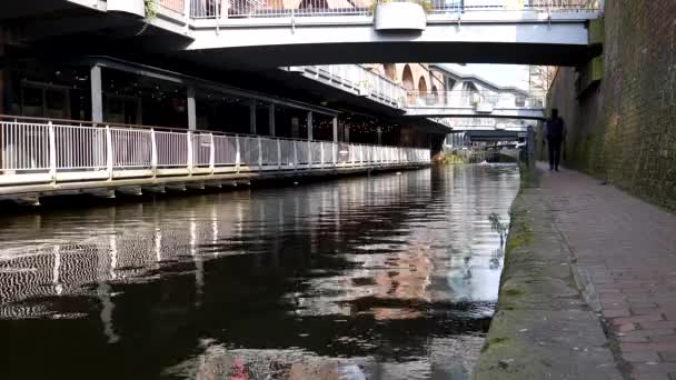 曼彻斯特市中心罗奇代尔运河桥下行走的远方男子的后视镜 — 图库视频影像