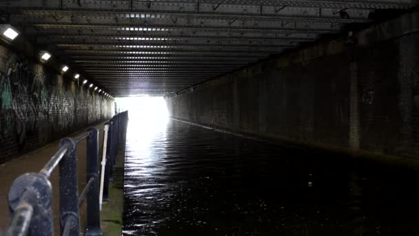 Şarjör Karanlık Tünelde Kanal Var Insan Yok Kanal Tarafında Yürüyen — Stok video