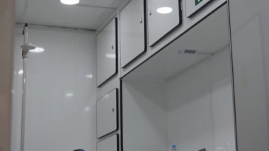 Mobil medikal iş sağlığı minibüsünün içinde ne olduğunu gösteren aşağı eğimli çekim.