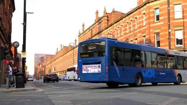 Menschen Autos Und Busse Fahren Deansgate Kameras Vorbei Mann Mit — Stockvideo