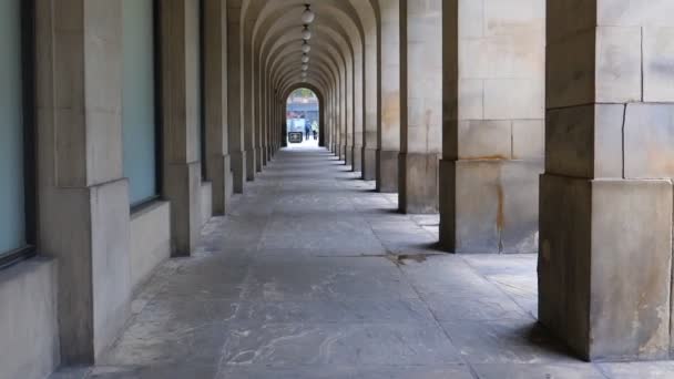 步行在曼彻斯特市政厅拱门个人的观点 Pov — 图库视频影像
