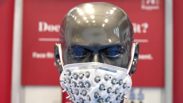 Donkergrijze Mannequin Hoofd Met Beschermende Gezichtsmasker Respirator Vol Metalen Buis — Stockvideo