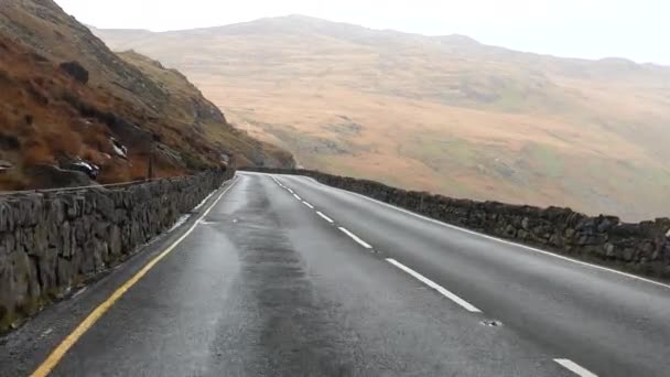 ウェールズのペンYパスから曲がりくねった山道A4086を運転する車のフロントガラスビュー — ストック動画