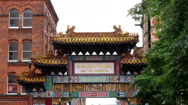 Вершина Рухнувшей Летом Арки Ворот Знаменитого Китай Города Центре Манчестера — стоковое видео