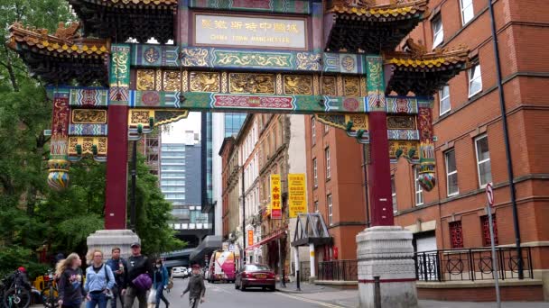 Folk Går Förbi Manchesters Landmärke Den Berömda China Town Arch — Stockvideo