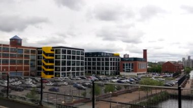 Manchester Kanalı 'nı geçerken, yenilenmiş Salford bölgesindeki iş yerleri için tramvay yolcu penceresi görüntüsü.