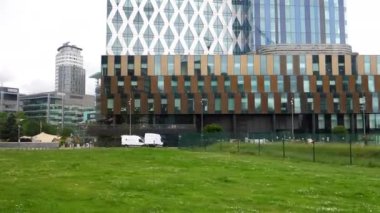 SALFORD, GREATER MANCHESTER, InGLAND, UNITED KINGDOM - 23.05.2022: Metrolink tramvay yolcu penceresi TV şirketleri BBC ve ITV 'nin bulunduğu Media City' ye geldiğinde.