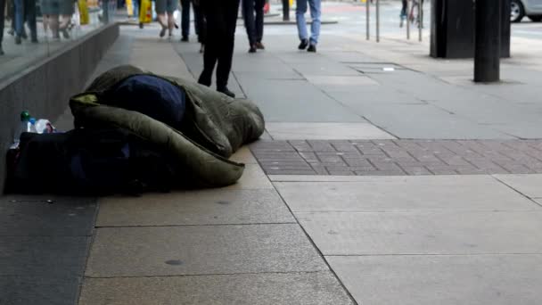 Lábak Akik Hajléktalanok Mellett Sétálnak Durván Alszanak Járdán Kirakatról Kirakatra — Stock videók