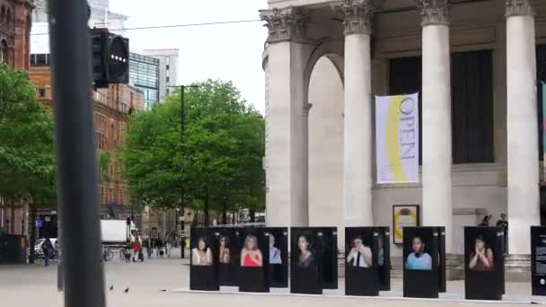 Манчестер Великобритания Люди Здания Центре Города Вокруг Центральной Библиотеки Улицы — стоковое видео