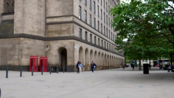 曼彻斯特市中心 今夏人们走过著名建筑 中央图书馆和红色电话亭的景象模糊不清 — 图库视频影像