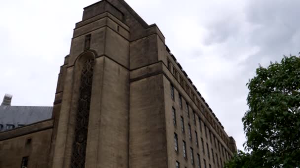 位于市中心的曼彻斯特市中央图书馆 人们经过两个传统的英国红色电话亭时 遭到了失火的倾斜拍摄 — 图库视频影像