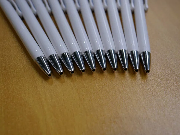 Ομάδα Από Δέκα Λευκό Πλαστικό Μεταλλικές Άκρες Στυλό Διαρκείας Ξαπλωμένη — Φωτογραφία Αρχείου