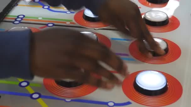 Manos Chico Negro Jugando Arcade Juego Golpear Botones Luz Rápido — Vídeos de Stock