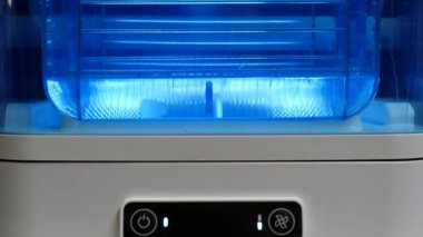 Cihazı su kabıyla yukarı kaldır. Dolaşım sıvısı PVA 'yı içeriden serbestçe yüzen yazdırılmış 3D nesneden çıkarıyor.