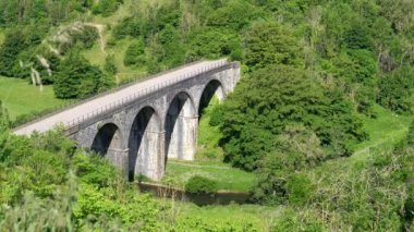 Yeşil yaz manzarasında Mezar Taşı Viyadük 'ü ya da Wye Nehri üzerindeki köprüyü yüksek açılı görüyor..