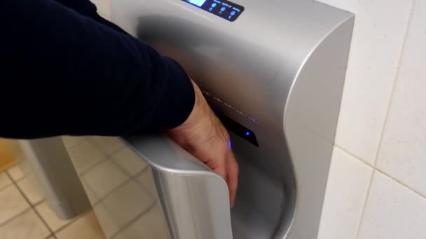 Man Droogt Zijn Handen Automatische Vuile Droger Het Openbare Toilet — Stockvideo
