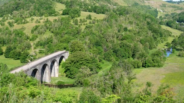 Panoramatický Výhled Monsal Dale Nepoužívanou Železnici Náhrobní Kámen Viadukt Přes — Stock video