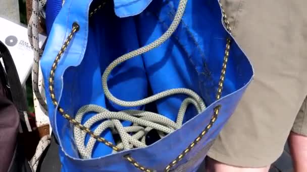 Close Blue Bag Leg Man Who Pulling Mountaineering Rope Abseiling — Stockvideo