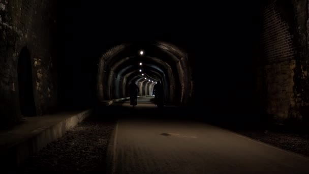 Rückansicht Eines Fahrradfahrerpaares Dunklen Grabsteintunnel Peak District National Park Großbritannien — Stockvideo