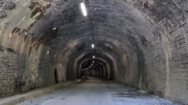 Handheld Camera Persoonlijk Standpunt Pov Wandelen Cressbrook Tunnel Een Van — Stockvideo