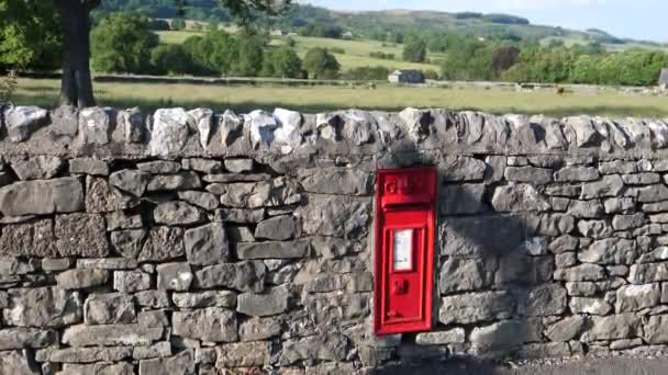 在英格兰农村的石墙中 倾斜的照片显示了红色的信箱 — 图库视频影像