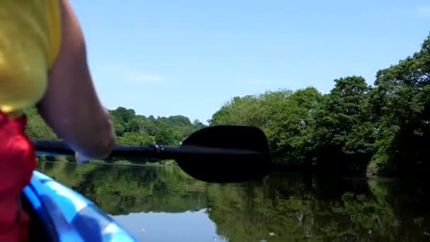 Mooie Zonnige Dag Kayaker Peddelen Dubbele Kajak Rivier Wye Wales — Stockvideo