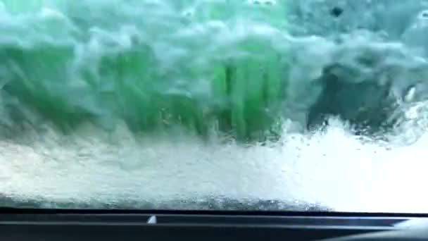 在室外自动洗车 车辆驶过 从车内看到的绿色刷子刷挡风玻璃或客车挡风玻璃 — 图库视频影像