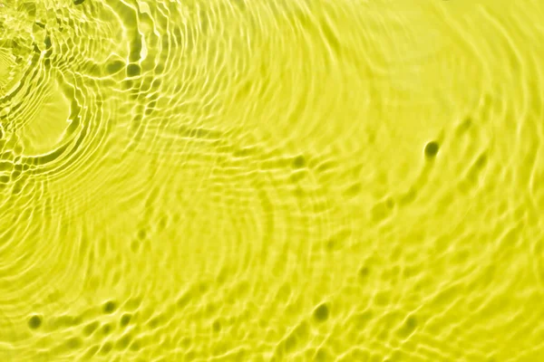 黄色の緑色の水が流出した化粧品を宣伝するためのバナーまたは背景. — ストック写真