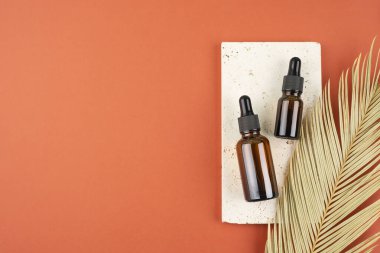 Kehribar cam damlaları farklı boyutlarda ve siyah kapaklı taş kapaklı..