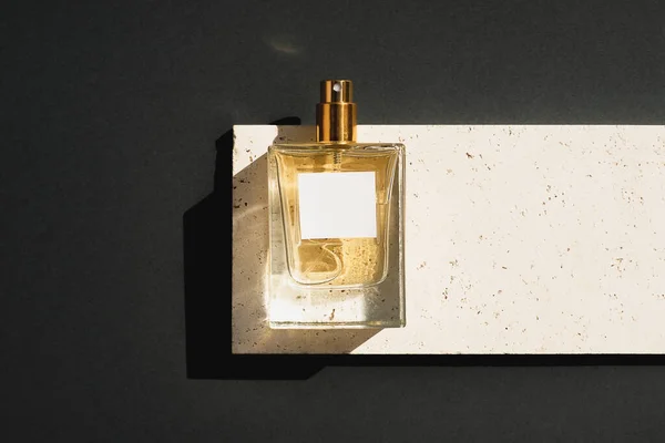 Frasco Transparente Perfume Con Etiqueta Blanca Placa Piedra Sobre Fondo —  Fotos de Stock