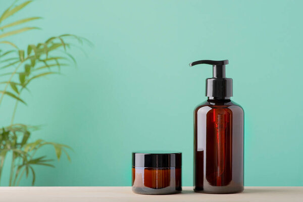 Янтарный пластиковый насос и стеклянная банка.