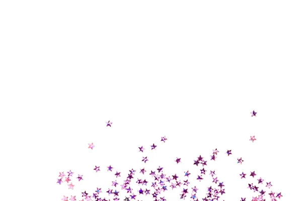 Fioletowe konfetti w postaci gwiazd odizolowanych na białym tle. Uroczyste tło dnia. — Zdjęcie stockowe