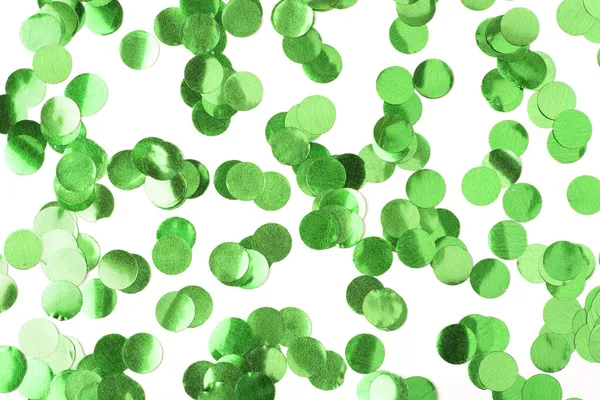 Groene ronde confetti op witte achtergrond. Feestelijke achtergrond van de dag. — Stockfoto