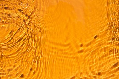 Portakal suyu dökülmüş kozmetik ürünleri reklamı için arka plan veya pankart.