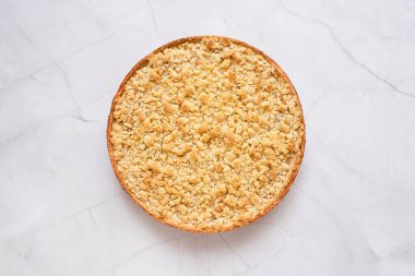 Beyaz arka planda taze pişmiş elmalı turta..